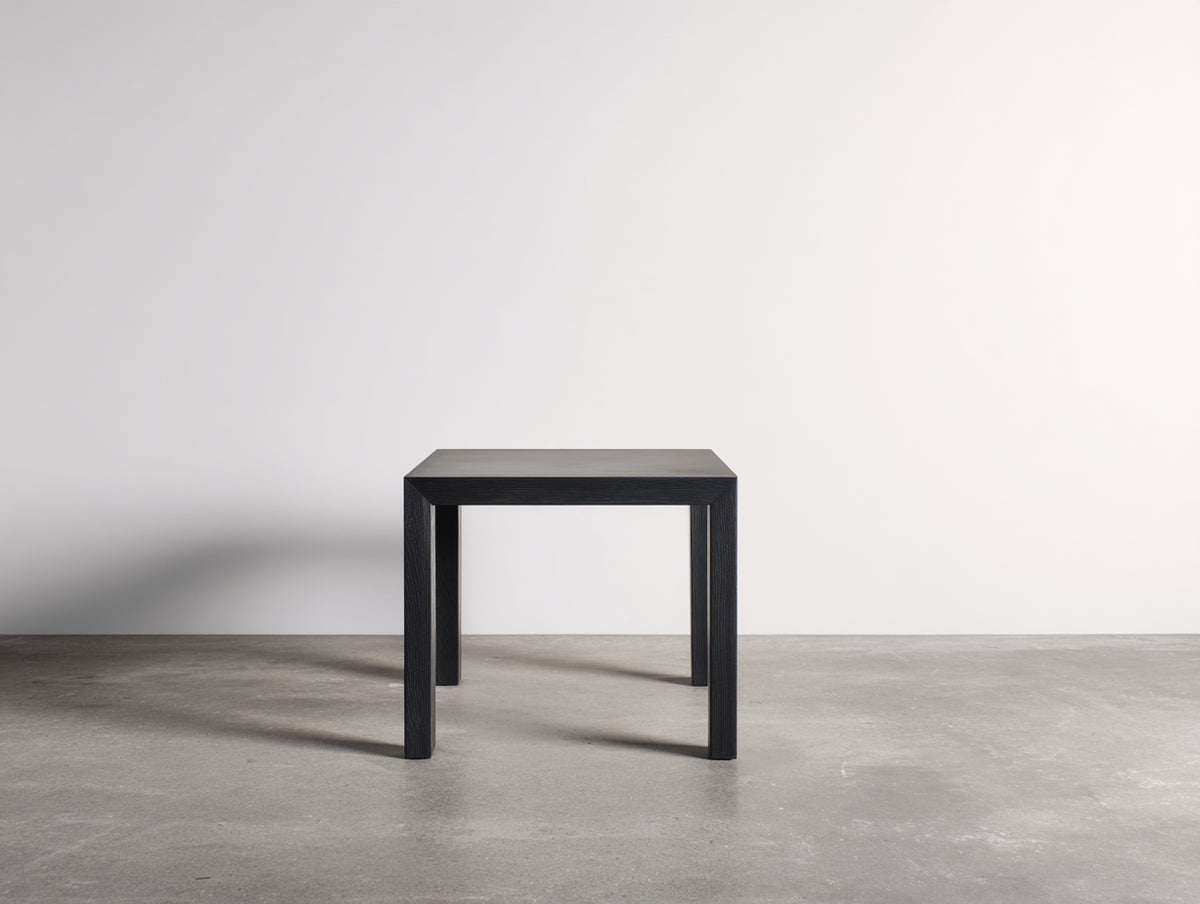 Quadratischer Esstisch aus Holz 90×90×75 cm - Schwarz - kompakte Vierbeinkonstruktion